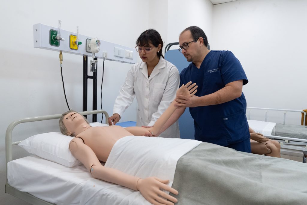 Técnico en Enfermería de Nivel Superior en la Universidad Academia de Humanismo Cristiano: acento en la salud transformadora